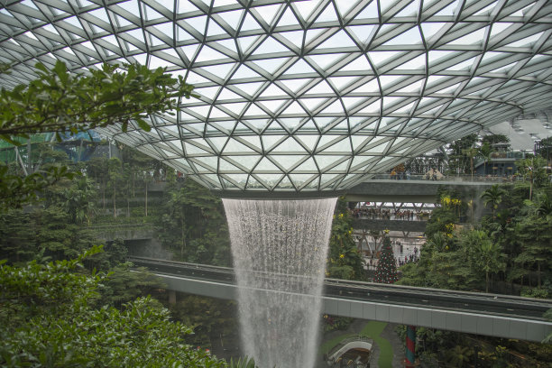 世界上最高的室内瀑布在新加坡樟宜明珠一览无多图片下载