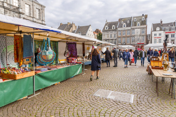 马斯特里赫特市弗里耶霍夫广场的二手古董市场图片下载