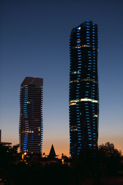 土耳其伊兹密尔Bayrakli的Mistral塔剪影图片下载