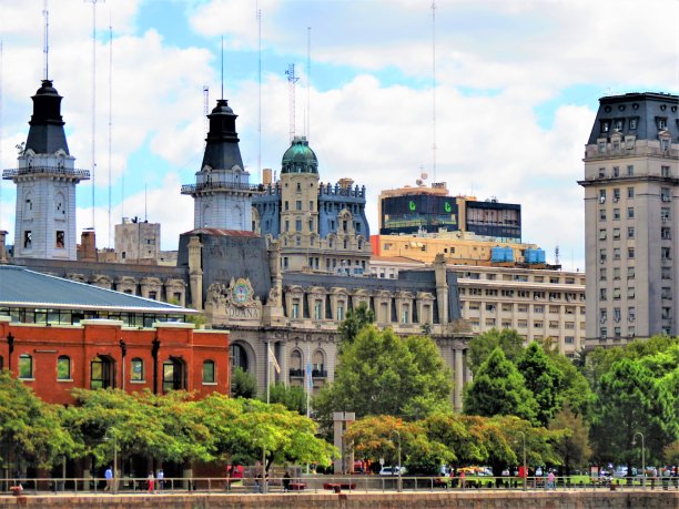 布宜诺斯艾利斯的马德罗港建筑。图片下载