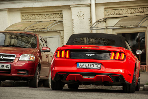 红色肌肉车福特野马停在城里图片下载