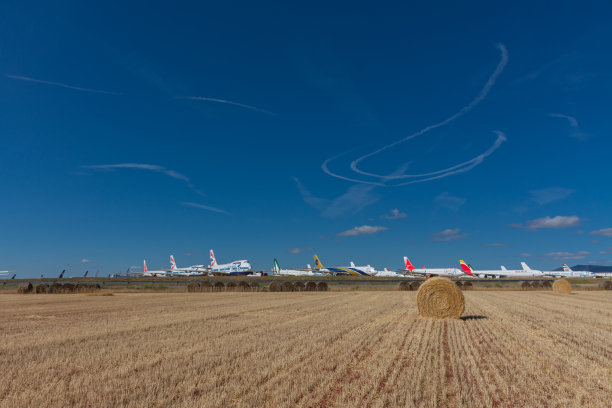 特鲁埃尔机场旁边的稻草堆图片下载