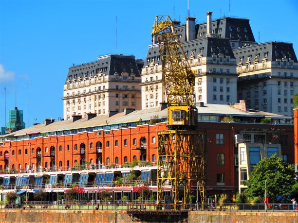 布宜诺斯艾利斯的马德罗港建筑。图片下载