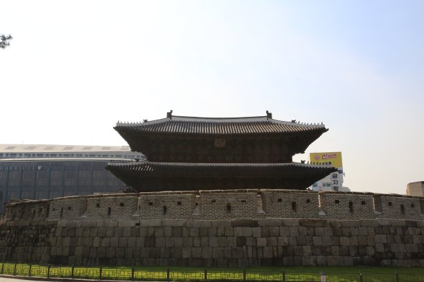 景福宫(景福宫)的香原亭是在莲花池中的岛屿上建造的古代亭子。图片下载