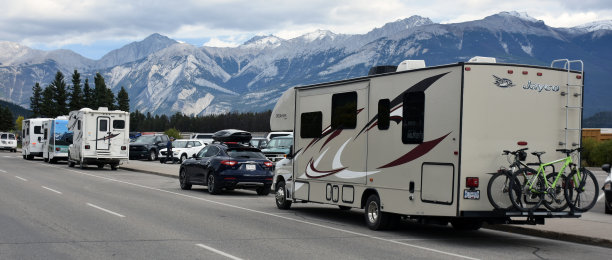 加拿大阿尔伯塔省的贾斯珀，露营者拖车，落基山脉，天空风景图片下载