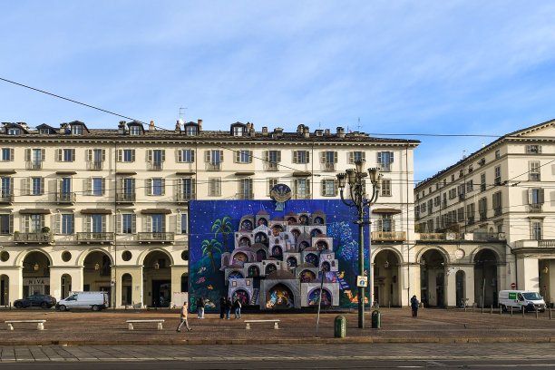 意大利皮埃蒙特，都灵，场景设计师和插画家Emanuele Luzzati在圣诞节期间设计的Vittorio Veneto广场图片下载