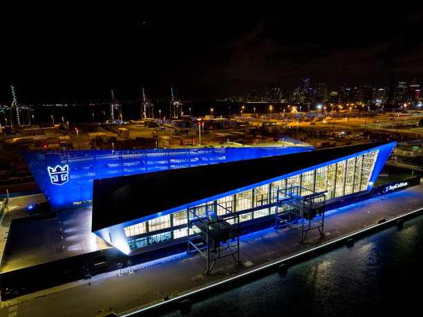 在新冠肺炎旅行禁令期间，迈阿密港皇家加勒比游轮码头的航拍照片图片下载