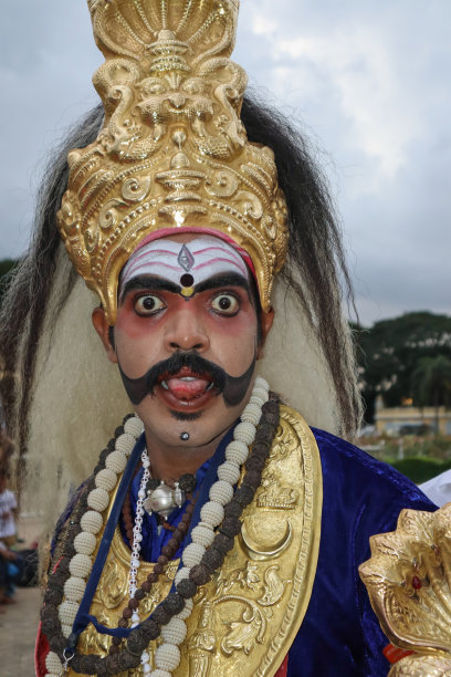 在印度迈索尔宫举行的达萨拉庆典上，一位表演民俗艺术家的近距离照片，他的眼睛里有一种恐惧的表情。图片下载