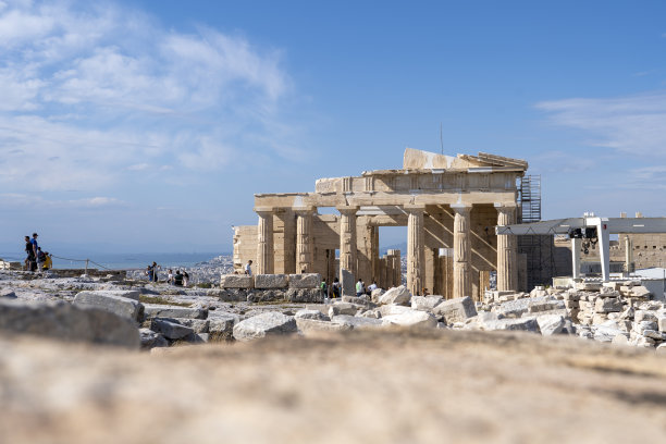 希腊雅典的游客和雅典卫城女像柱门廊的游客图片下载