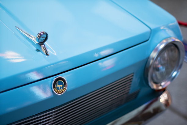 蓝色前标志详细视图的Anadol品牌A1模型和在土耳其制造的1966-1975年之间的汽车。编辑产品拍摄于土耳其伊兹密尔。图片下载