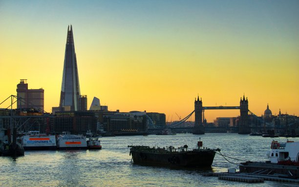 伦敦日落时的天空。塔桥和碎片在晴朗的金色天空夕阳下的图像。这张照片拍摄于泰晤士河南岸，俯视泰晤士河图片下载