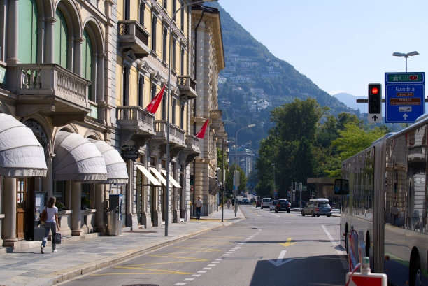 一个多云的夏末一天，卢加诺市的建筑。照片摄于2021年9月11日，瑞士卢加诺。图片下载