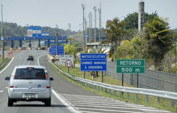 巴西，公路上用葡萄牙语写的收费标志。图片下载