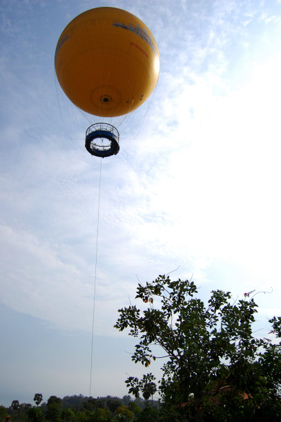 在柬埔寨暹粒，黄色气球在空中俯瞰吴哥窟和稻田图片下载