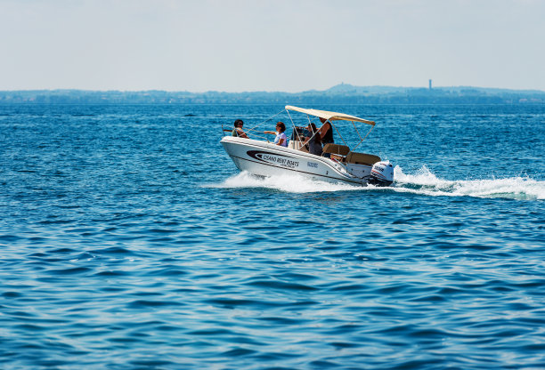 意大利加尔达湖上的一艘小型摩托艇图片下载