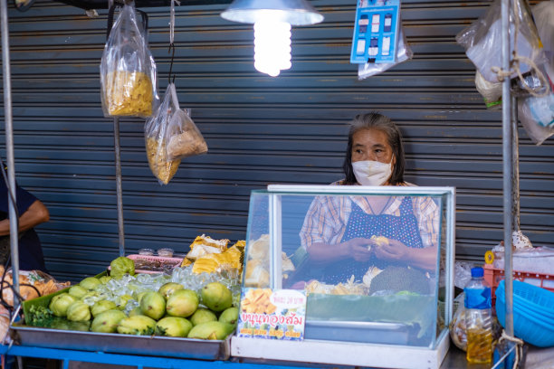 泰国芭提雅，Naklua夜市有很多街头小吃，当地的泰国市场有卖食物的Naklua夜市的人图片下载