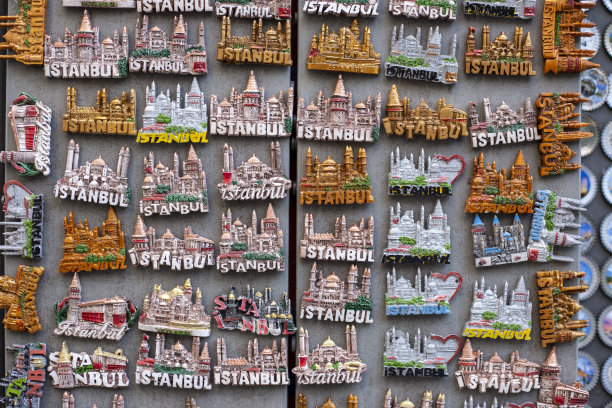 土耳其伊斯坦布尔的磁铁纪念品。带有建筑和铭文的磁铁伊斯坦布尔，作为旅游概念。磁铁来自土耳其。 土耳其伊斯坦布尔——2021年4月图片下载