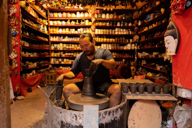 “Pala”，传统的土制油灯图片下载