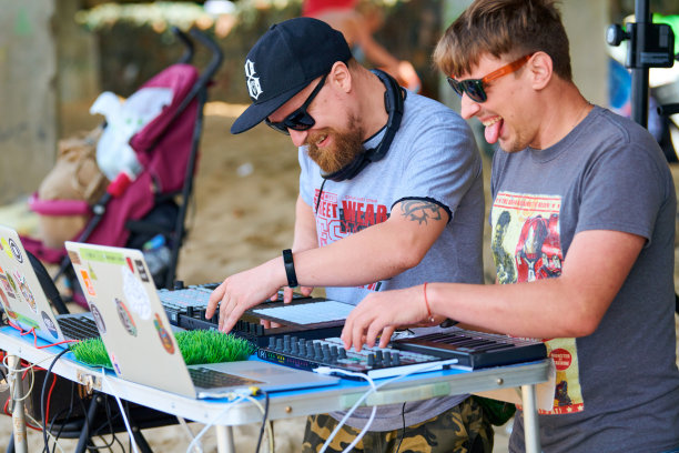 Disc jocies dj播放音乐鼓机midi控制器，鼓垫，节拍采样器，海滩派对图片下载