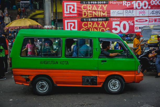市中心的小巴士图片下载