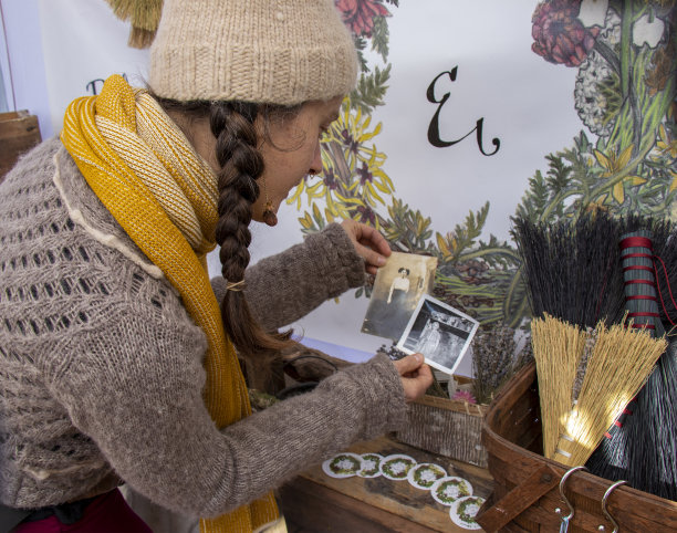 Emily Bell是Rhythm and Ritual的老板，也是手工制作扫帚的工匠，她展示了她祖母的老照片，她祖母也是一位制作扫帚的大师。图片下载