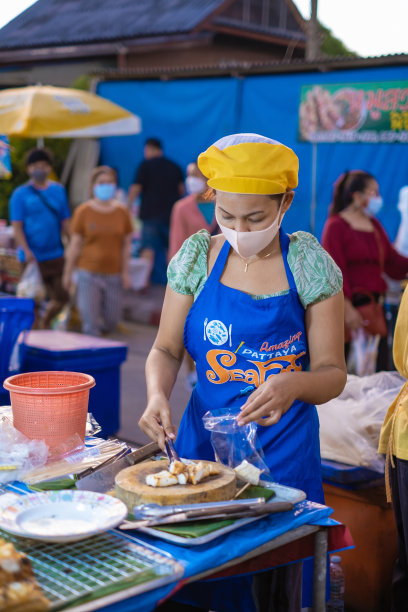 泰国芭提雅的纳克洛亚夜市有很多街头小吃，当地的泰国市场有卖纳克洛亚夜市食物的人图片下载