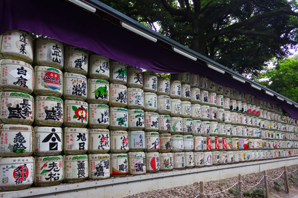 向明治神社捐赠的古代清酒桶图片下载