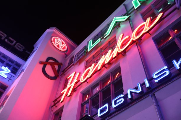 城市夜晚霓虹灯街道的彩色查找照片图片下载