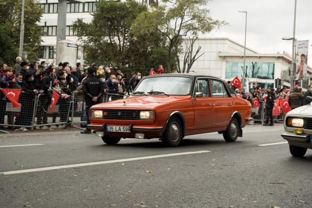 侧视图的阿纳多红色汽车，生产于1967年。摄于土耳其伊斯坦布尔。图片下载