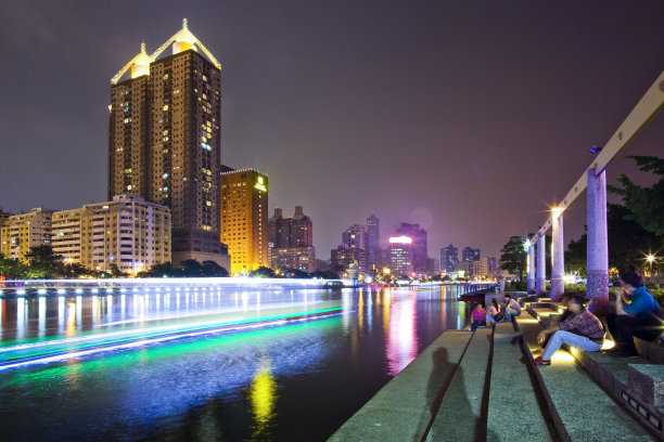 台湾高雄爱情河畔的夜景。图片下载