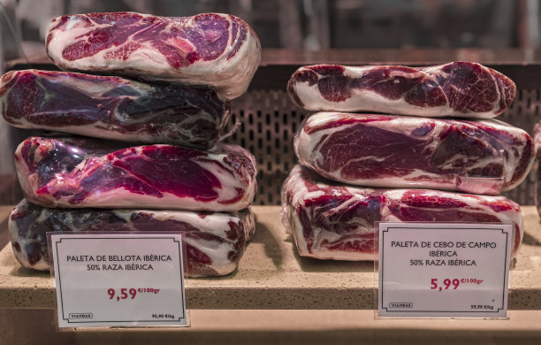 西班牙潘普洛纳一家肉店里的伊比利亚火腿切片图片下载