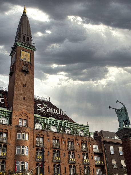 古典欧式建筑设计的斯坎迪酒店建筑及塔楼图片下载