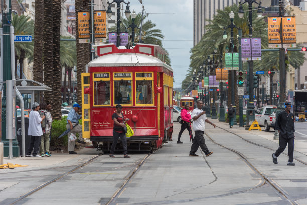 新奥尔良的城市景观与电车和人。街头生活。图片下载