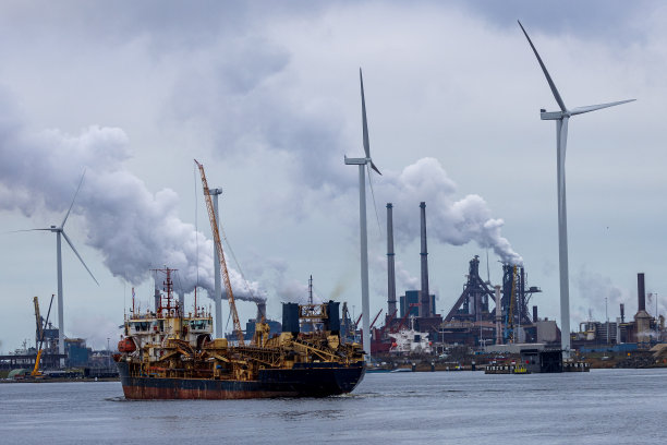 船经过工业园区图片下载