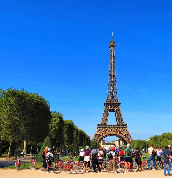 法国巴黎战神广场的埃菲尔铁塔图片下载