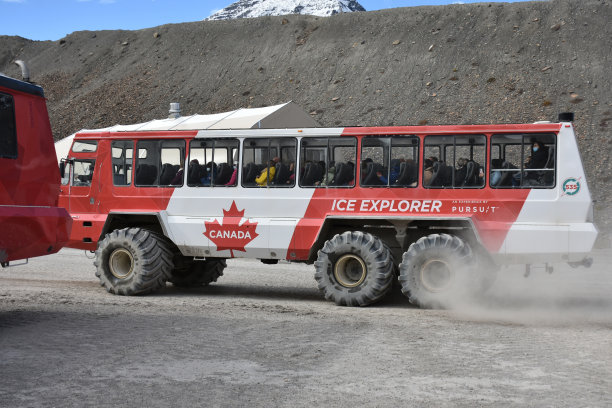 哥伦比亚冰原冰探险者，加斯帕阿尔伯塔，阿萨巴斯卡冰川，落基山，天空场景图片下载