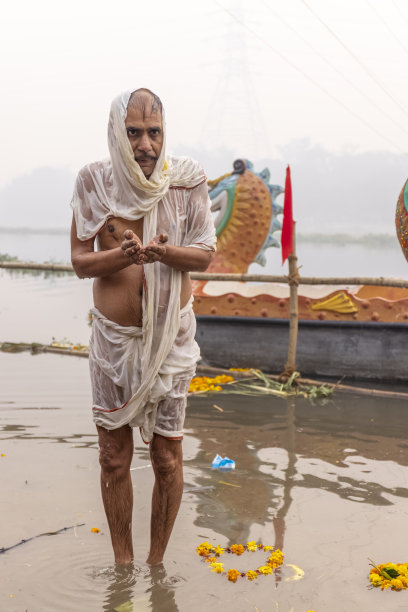 庆祝chhas puja的印度印度教信徒图片下载