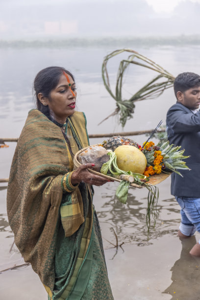 庆祝chhas puja的印度印度教信徒图片下载
