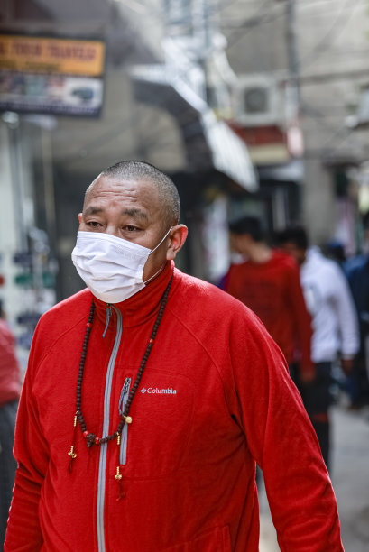 新德里的一位西藏僧侣图片下载