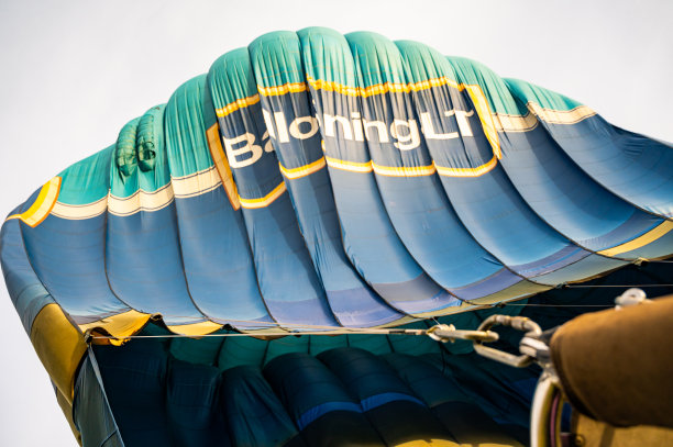 热气球在着陆和降落在地面上的瞬间图片下载