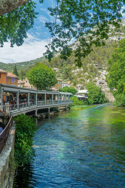 阳台与游客旁边的五彩缤纷的弗登河图片下载