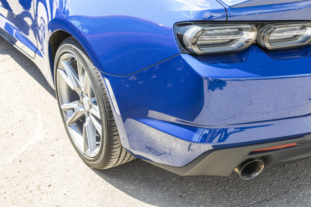 一辆雪佛兰Camaro汽车的尾灯、排气管和低轮廓车轮图片下载