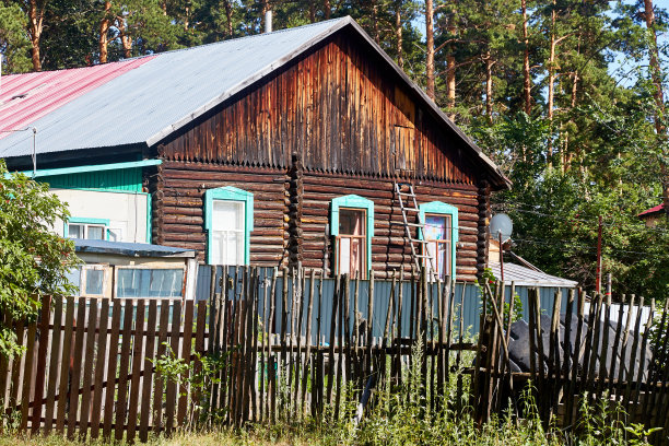 树林里的老木屋图片下载