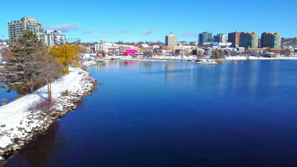 巴里是加拿大安大略省的一个城市。它位于肯彭费尔特湾岸边，是西姆科湖的西部分支图片下载