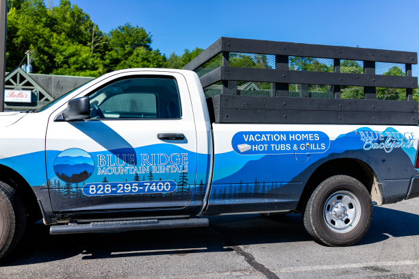 北卡罗来纳NC附近的糖山村和卡车与标志蓝岭山租赁蓝色文字为热水浴缸和烧烤度假屋图片下载