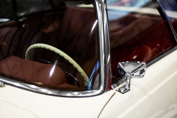 近距离拍摄的梅赛德斯-奔驰宝塔280 SL珍珠车的侧镜和方向盘，生产在德国在1968年..编辑在土耳其伊兹密尔拍摄。图片下载