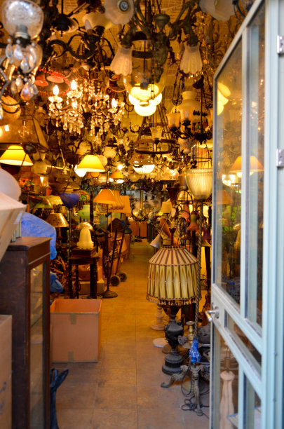 雅法街景中的灯具店图片下载