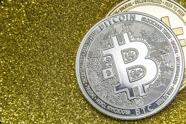 比特币、狗狗币和以太坊等加密货币代币的俯视横版照片图片下载