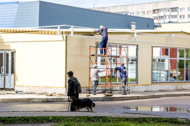 建筑和两个建筑工人图片下载