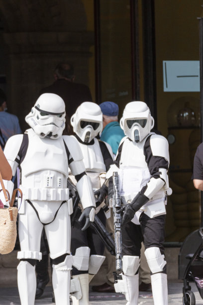 西班牙希洪;2021年7月3日:在西班牙城市举行的动漫展上，演员们穿着华丽的制服，扮演星球大战中的角色，尤其是帝国士兵图片下载